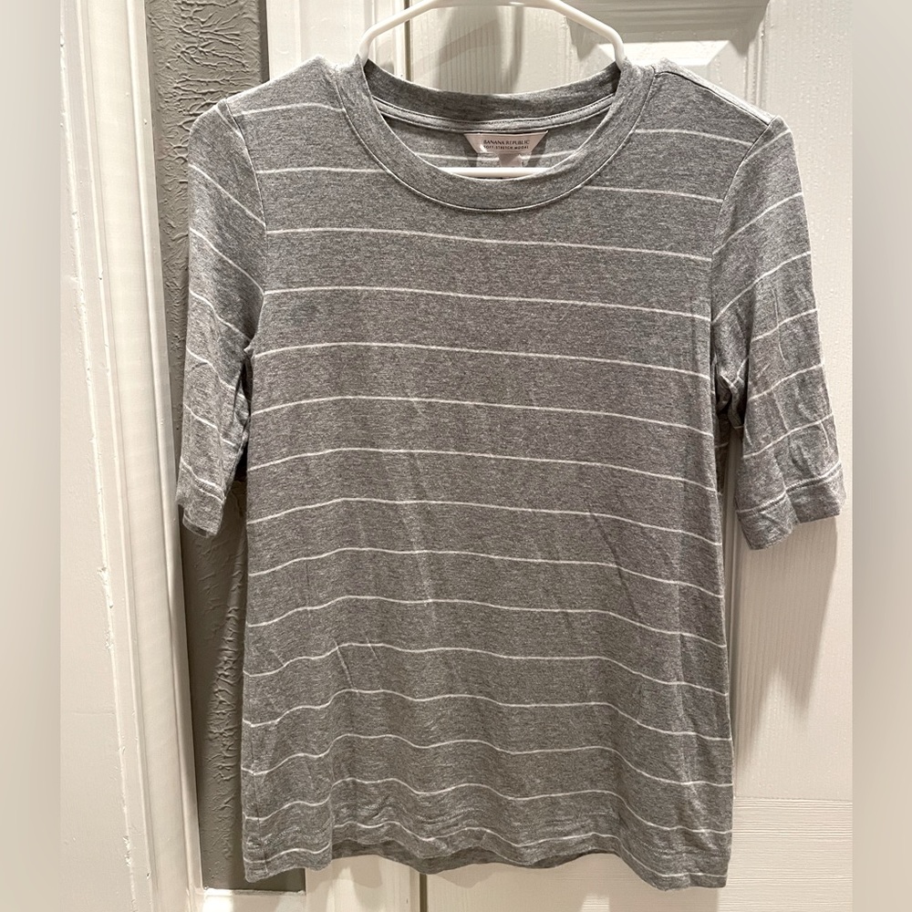 EUC Women’s Banana Republic Super Soft Lightweight Top